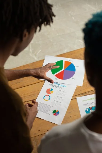 Personne analysant des données de cryptomonnaie sur un ordinateur portable, mettant en avant des analyses financières.